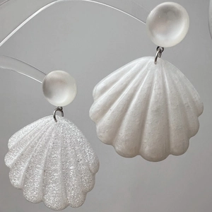 Boucles d'oreilles coquillage en résine scintillante avec clous en perles blanches