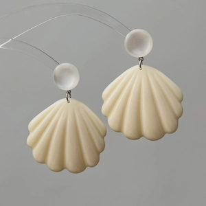 Boucles d'oreilles minimalistes en résine blanc crème en forme de coquillage