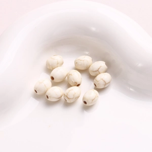 Vista macro de cuentas de turquesa blanca con grietas para la creación de joyería DIY