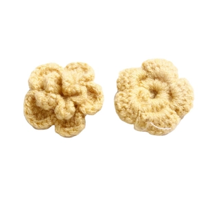 Zwei gelbe handgehäkelte Blumen-Accessoires mit Schichtdesign aus Baumwollfaden