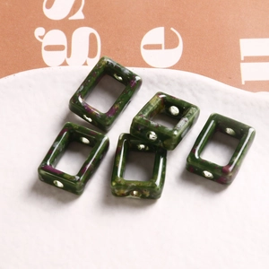 Gros plan de cinq perles rectangulaires en rubis zoisite avec trous pour bijoux DIY