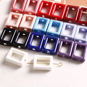 Détail macro de perles rectangulaires creuses en céramique avec design de filetage
