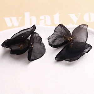 Pendientes minimalistas de flores de malla negra con cuentas de cristal tallado