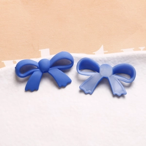 Détail d'accessoires de nœud en acrylique bleu mat pour bijoux DIY avec texture 3D
