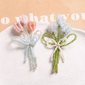 Vue détaillée de perles de tulipes faites main aux couleurs pastel pour bijoux DIY