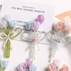 Bouquet de tulipes en perles fait main pour bijoux DIY avec motifs fleurs et rubans tressés