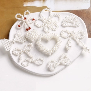 Set di ciondoli in perle finte a forma di cuore e fiori per creazioni fai da te