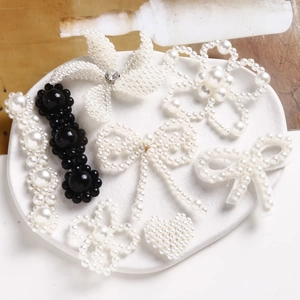 Ciondoli a Forma di Cuore e Fiori con Künstliche Perle d'Imitazione Intrecciati a Mano DIY per Decorazione di Fermagli e Spille Accessori Eleganti da Donna