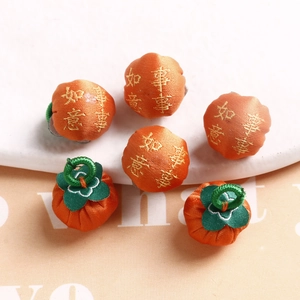 Χειροποίητα πορτοκαλί μενταγιόν λωτού με χρυσό κέντημα και πράσινα διακοσμητικά φύλλα