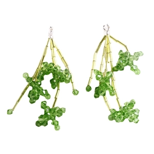 Boucles d'oreilles pendantes en perles de verre vert faites main avec nœud et pampilles