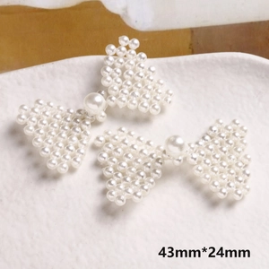 Dettaglio macro di fiocchi di perle bianche per gioielli fai da te, 43 mm per 24 mm