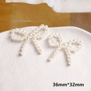 Dettaglio di fiocchi di perle fatti a mano 36mm*32mm per creazione gioielli