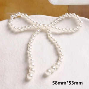 Dettaglio macro di un fiocco di perle da 58mm per gioielli fai-da-te su piatto bianco