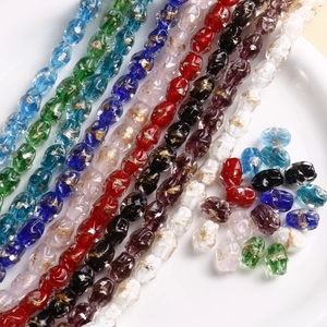 Perle di vetro ovali fatte a mano con foglia d'oro e texture ondulata per gioielli