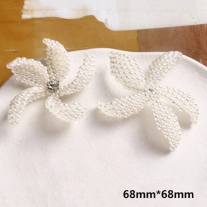 Dettaglio di ciondoli a fiore in perle fatti a mano con strass, dimensione 68 mm