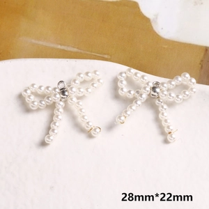 Vista macro di ciondoli a fiocco di perle 28x22mm con anelli in argento per gioielli DIY