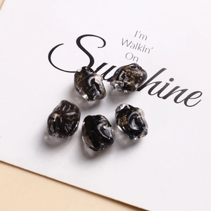 Dettaglio di 5 perle di vetro irregolari con foglia d'oro e anima nera per gioielli DIY