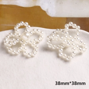 Dettaglio di ciondoli a fiore in perle bianche da 38mm per creazione gioielli DIY