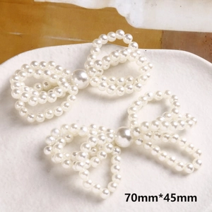 Dettaglio di ciondoli in perle a forma di fiocco per gioielli fai da te 70x45mm