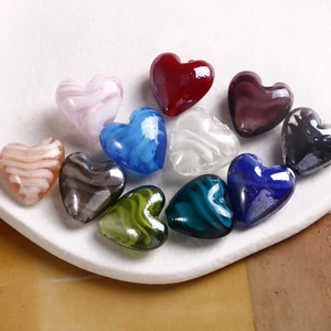 Dettaglio di perline colorate in vetro a forma di cuore per la creazione di gioielli