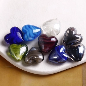Perle di vetro colorate a cuore con trama marmorizzata per gioielli fai-da-te