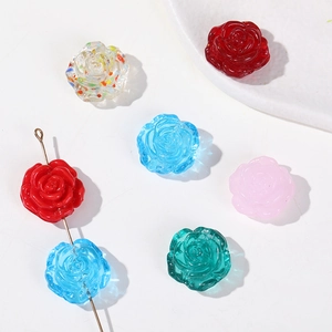 Détail macro de perles en résine en forme de rose translucide de diverses couleurs pour bijoux