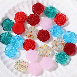 Vue détaillée de perles en résine translucide en forme de rose pour bijoux DIY