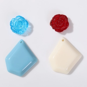 Vue détaillée de perles en forme de rose translucide et de breloques géométriques pour bijoux