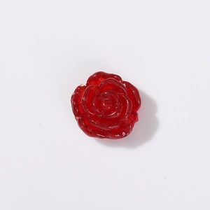 Vue macro d'une perle rose rouge en résine translucide avec texture de pétale détaillée