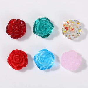 Gros plan de perles de roses en verre translucide en six couleurs pour bijoux DIY