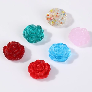 Détail macro de perles de rose en résine translucide multicolore pour bijoux DIY
