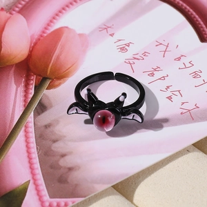 Dettaglio anello regolabile pipistrello nero con perla rosa centrale a forma di occhio