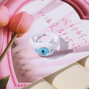 Dettaglio anello gatto bianco regolabile con occhio blu su biglietto rosa