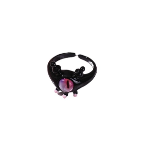 Anello aperto gotico con occhio di gatto viola e dettagli di artigli rosa su sfondo bianco