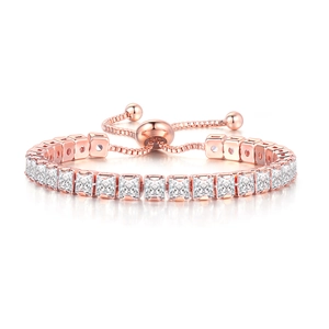 Détail d'un bracelet tennis réglable en or rose avec zircons carrés étincelants