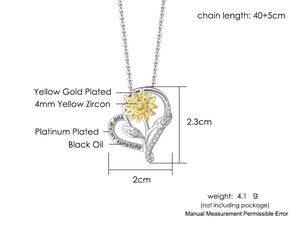 Vue détaillée du collier coeur de tournesol avec gravure texte et pierre de zircone de 4 mm