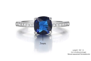 Détail macro de la bague en argent avec pierre bleue de 7mm et poids de 2,2g