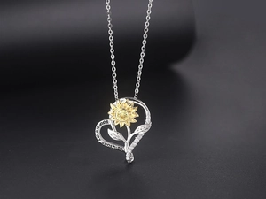 Vue détaillée du pendentif cœur tournesol avec gravure You Are My Sunshine