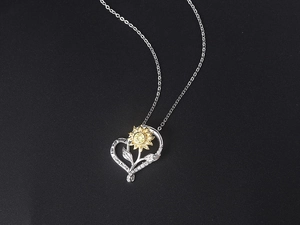Gros plan du pendentif cœur tournesol avec gravure You Are My Sunshine et zircons