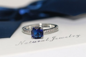 Gros plan d'une bague en zircon bleu saphir avec serti micro-pavé en argent