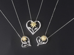 Détail de pendentifs cœur tournesol avec gravure You are my sunshine et zircons