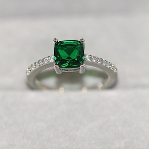 Bague en argent classique avec pierre verte carrée et diamants latéraux sertis pavé