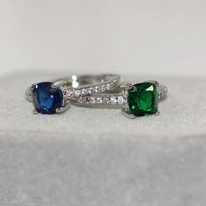 Ensemble de bagues argentées avec pierres de zircon carrées bleu et vert émeraude