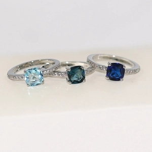 Bagues classiques en argent avec zircons carrés bleus et verts en présentation