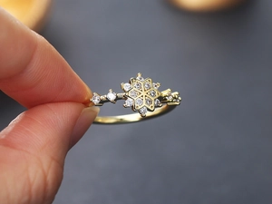 Macro-opname van een gouden sneeuwvlok ring met micro-pave gezette zirkoonstenen