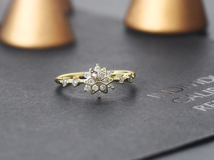 Macro-opname van vergulde sneeuwvlok ring met fonkelende zirkonia micro-pave details