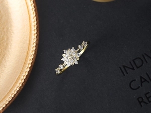 Detailopname van de gouden sneeuwvlok ring met micro-pavé heldere zirkonia steentjes
