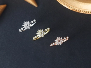 Macro-opname van drie sneeuwvlokringen in zilver, goud en roosgoud met micro-ingelegde zirkoon