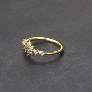 Elegante 18K vergulde sneeuwvlok ring met schitterende zirkoon op een getextureerde basis