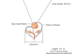 Detailansicht der zweifarbigen Herzkette mit Rosegold-Blume und 2,5x2,5 cm Maßen